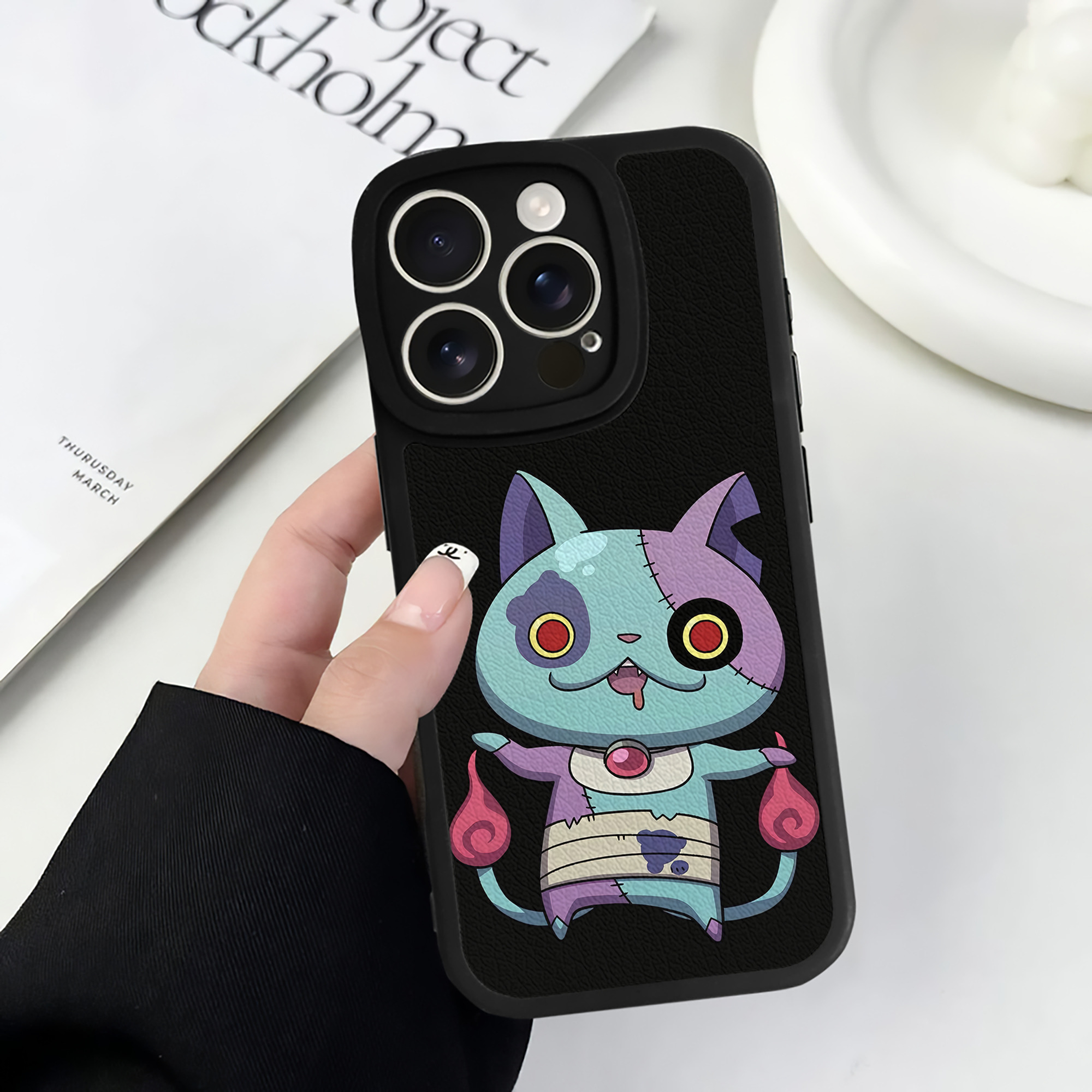 （画像用） 妖怪ウォッチ Yo-kai Watch 【iPhone 16シリーズ対応】シリコンスマホケース（レザー調） 材質：シリコン